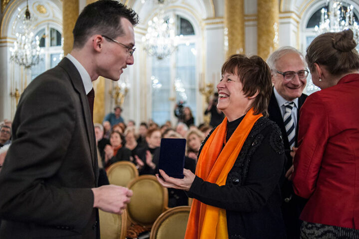 Medal Danucie Gwizdalance i Krzysztofowi Meyerowi wręczają Katarzyna Naliwajek-Mazurek i Marcin Krajewski - Wręczenie medali 100-lecia urodzin kompozytora