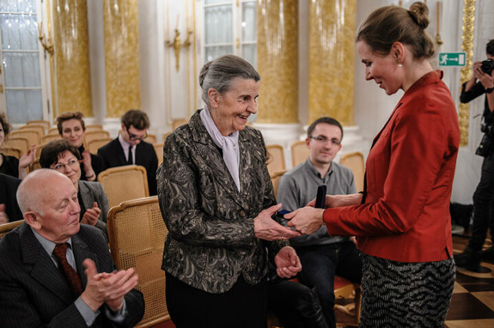 Medal Krystynie Witkowskiej wręcza Katarzyna Naliwajek-Mazurek - Wręczenie medali 100-lecia urodzin kompozytora