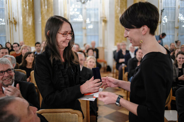 Medal Martinie Hommie wręcza Kamila Stępień-Kutera - Wręczenie medali 100-lecia urodzin kompozytora