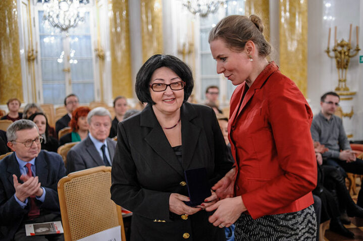 Medal Irinie Nikolskiej wręcza Katarzyna Naliwajek-Mazurek - Wręczenie medali 100-lecia urodzin kompozytora