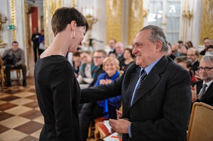 Medal Michałowi Bristigerowi wręcza Kamila Stępień-Kutera - Wręczenie medali 100-lecia urodzin kompozytora