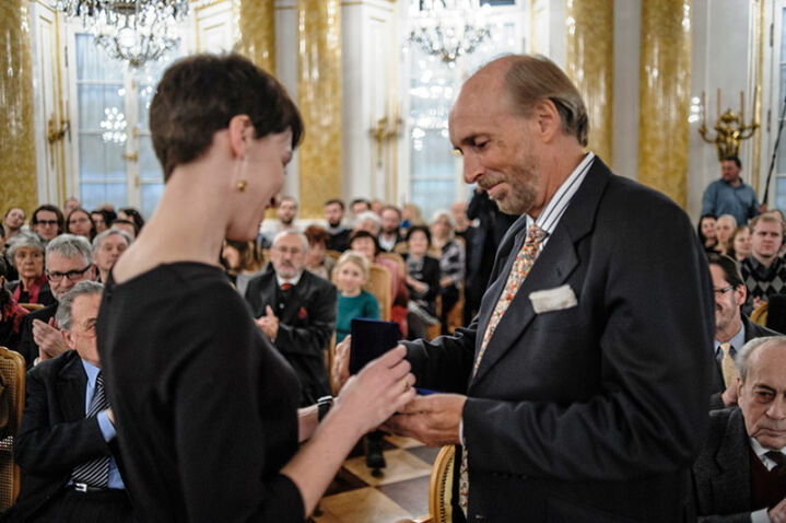 Medal Charlsowi Bodmanowi Rae wręcza Kamila Stępień-Kutera - Wręczenie medali 100-lecia urodzin kompozytora