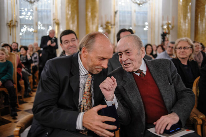Charles Bodman Rae i Jan Krenz - Wręczenie medali 100-lecia urodzin kompozytora