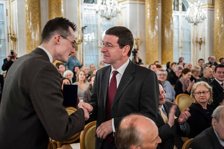 Medal Jamesowi Rushtonowi wręcza Marcin Krajewski - Wręczenie medali 100-lecia urodzin kompozytora