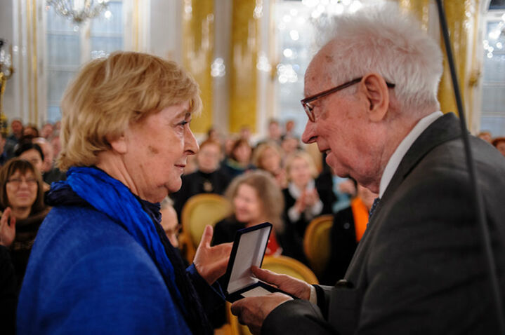 Medal Mieczysławowi Tomaszewskiemu wręcza Elżbieta Markowska - Wręczenie medali 100-lecia urodzin kompozytora