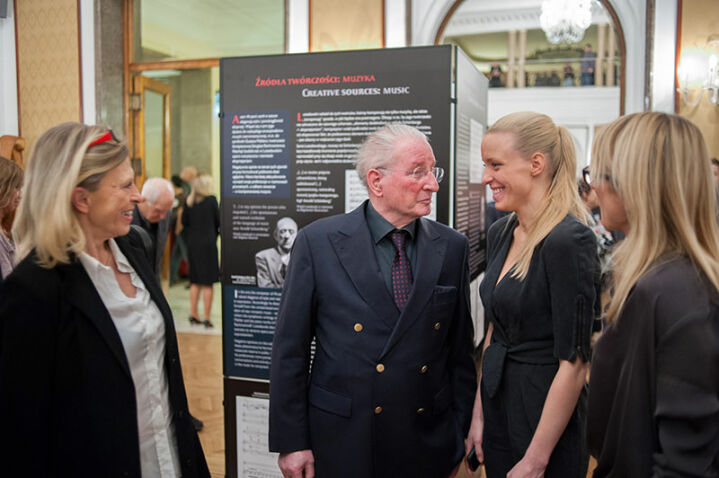 Gabriela i Marcin Bogusławscy z córkami Matyldą i Agatą - Wystawa Witold Lutosławski 1913-1994