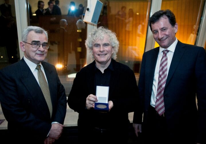 Grzegorz Michalski, Sir Simon Rattle, Jerzy Margański - Wręczenie medali 100-lecia urodzin kompozytora