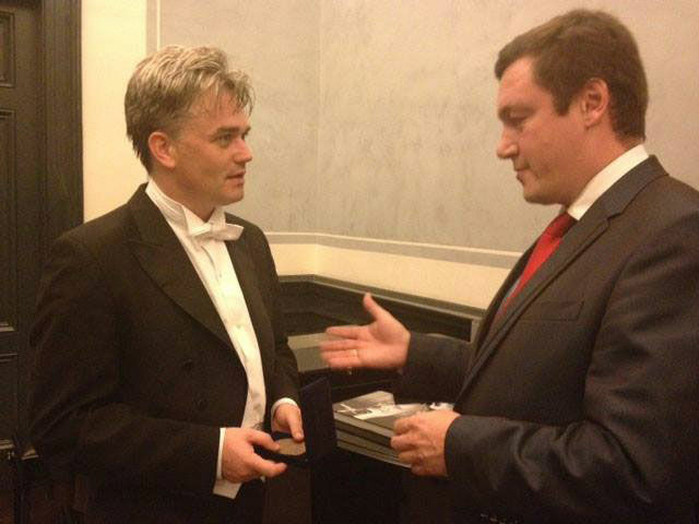 Andrzej Kosowski wręcza Medal Edwardowi Gardnerowi (11.10.2013, Amsterdam) - Wręczenie medali 100-lecia urodzin kompozytora
